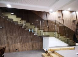Стъклени парапети за стълби